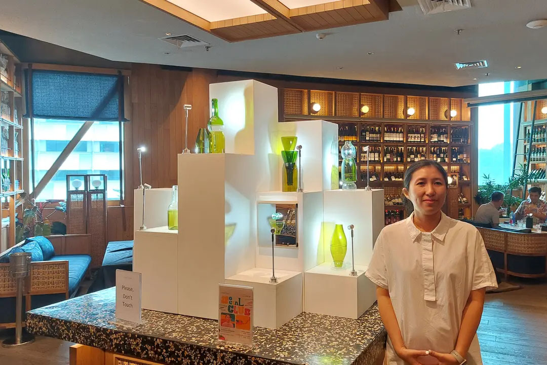 Social House Kolaborasi dengan Seniman Kaca Patricia Untario dan Museum MACAN, Pajang Instalasi Botol Unik