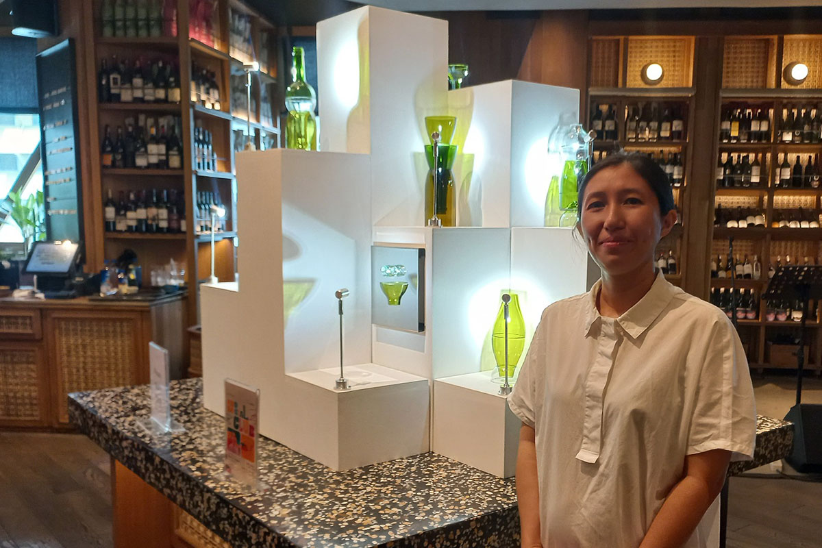 Seniman Patricia Untario Menghidupkan Botol Wine Bekas dalam Instalasi Kaca Fragmen