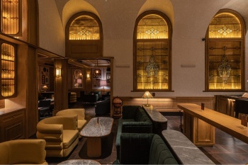 Pengalaman Nightlife Menteng yang Chill di NAAGA Bar